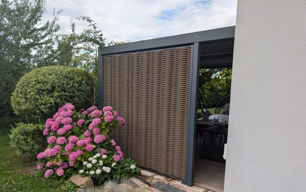 Windscherm voor een carport met dubbele weving