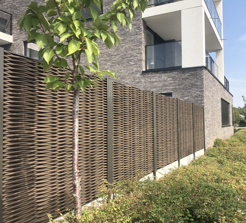 Tuinafsluiting met natuurlijke look