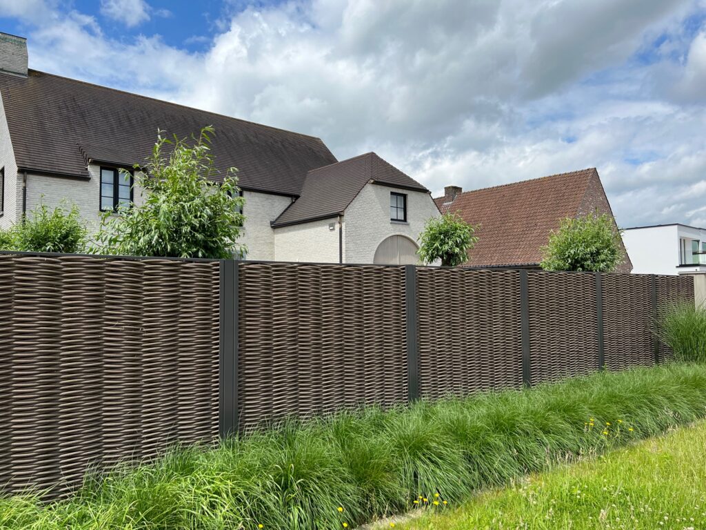 Clôtures sans entretien pour jardins suisses